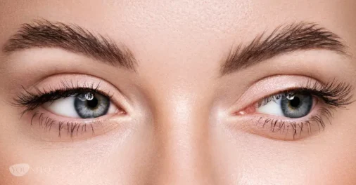 Frau im Portrait mit schönen, langen Wimpern. Wie schnell wachsen Wimpern eigentlich?